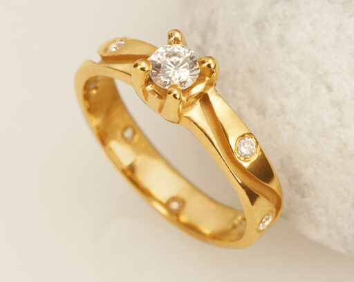 8 Stone Diamond Wave Ring - Image 2